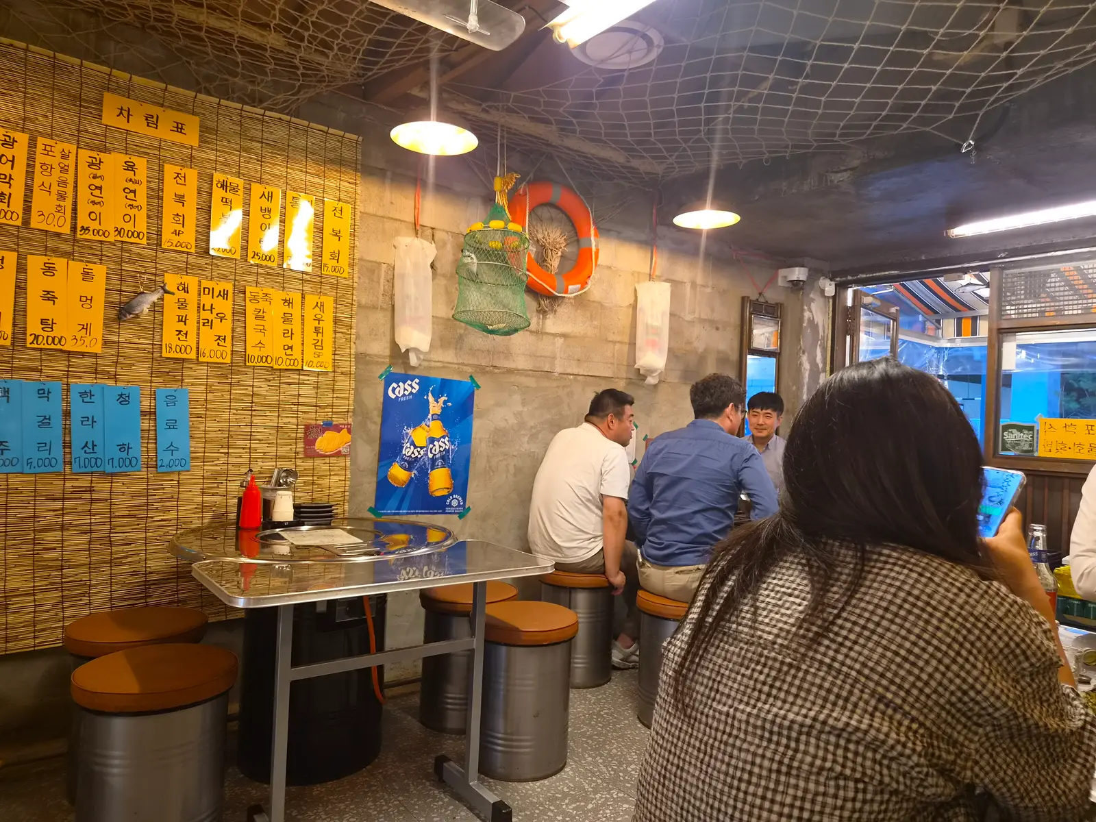 손님들로 붐비는 매장 홀